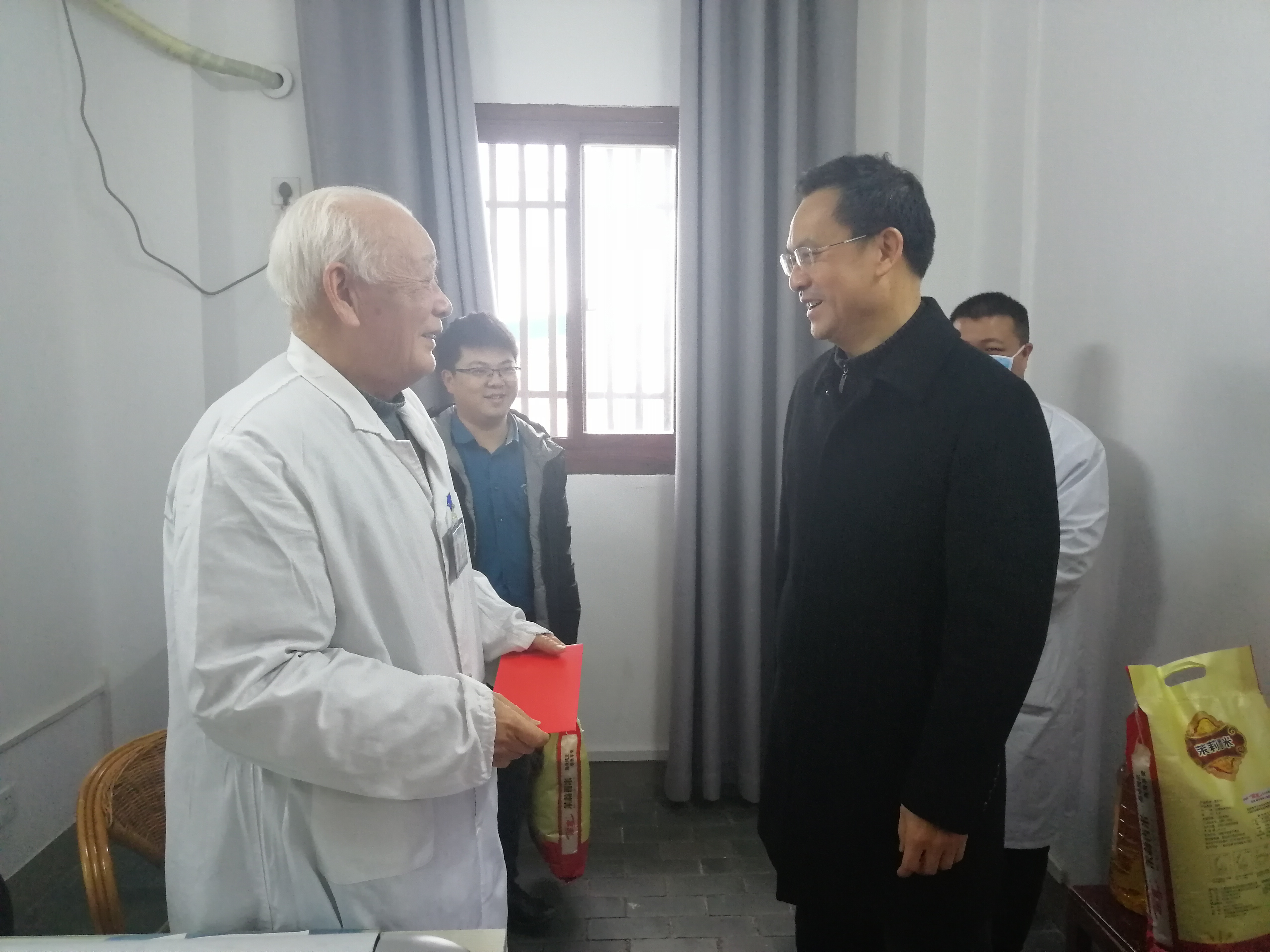 李凌院長慰問國醫堂老黨員 (2).jpg